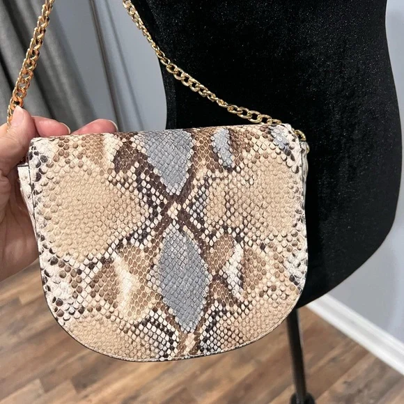 Newlook London Faux Crocodile mini bag!🤍 - Picture 3 of 6